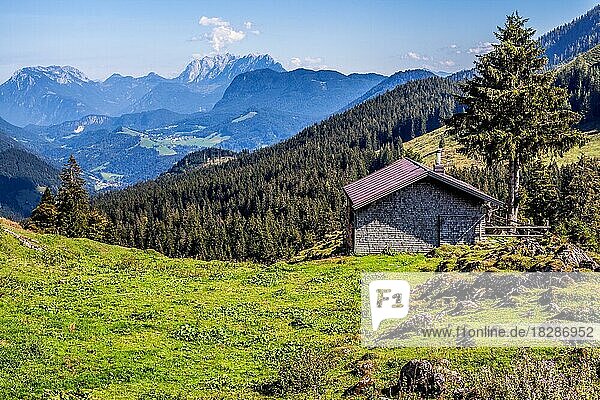 Blick in das Kufsteiner Tal und dem Kaisergebirge  Tirol  Österreich  Europa