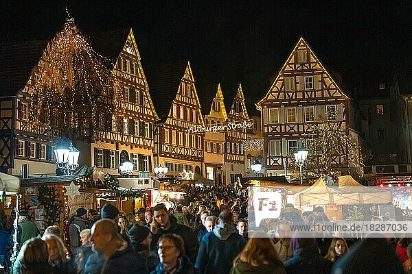 Menschenmassen auf Weihnachtsmarkt bei Nacht  Calw  Deutschland  Europa