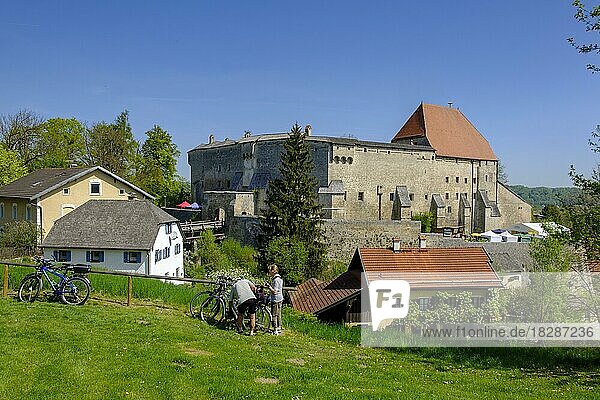 Burg Tittmoning  Tittmoning  Rupertiwinkel  Chiemgau  Oberbayern  Bayern  Deutschland  Europa