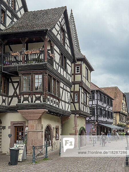 Altes Fachwerkhäuser im Zentrum der Altstadt  Kaysersberg  Grand Est  Haut-Rhin  Elsass  Frankreich  Europa
