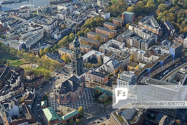 Luftbild des Wohnviertel um den Michel  Kirche  Wohnen  St. Michaelis  Wahrzeichen  Neustadt  Hamburg  Deutschland  Europa