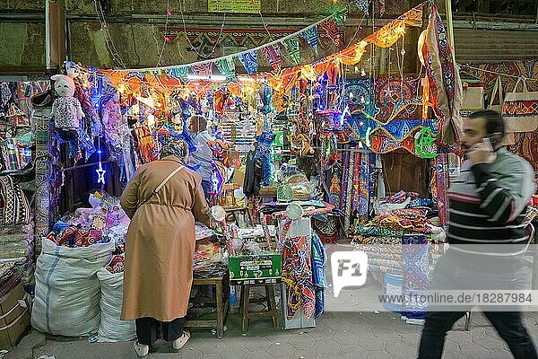 Verkauf Dekomaterial  Lichterketten zum Ramadan  Khan el-Khalili Basar  Altstadt  Kairo  Ägypten  Afrika