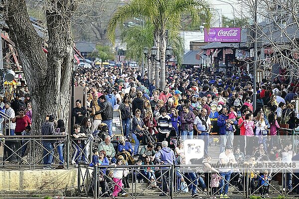 Menschenmenge am Ufer des Río Luján an einem Feiertag  Tigre  Provinz Buenos Aires  Argentinien  Südamerika