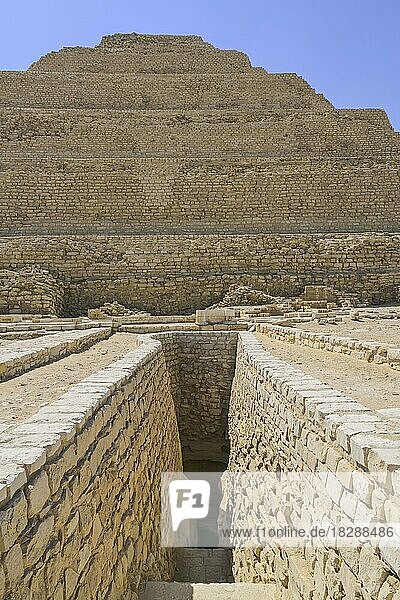Zugang zum Unterbau im Totentempel  Stufenpyramide des König Djoser  Nekropole von Sakkara  Ägypten  Afrika