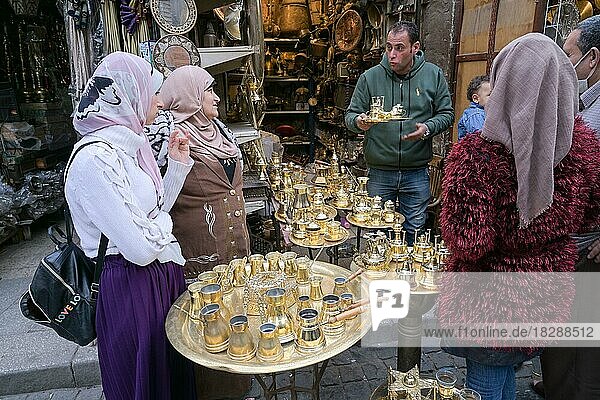 Geschäft  Frauen  Einkauf  Teeservice  Messing  Khan el-Khalili Basar  Altstadt  Kairo  Ägypten  Afrika