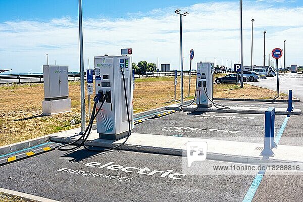 Ladestationen für Elektroautos an einer Tankstelle mit einem Parkplatz. ökologische Mobilität