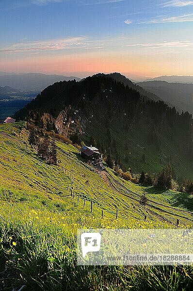 Blick vom Hochgrat bei Oberstaufen  Staufner Haus am Hochgrat  Oberallgäu  Deutschland  Europa