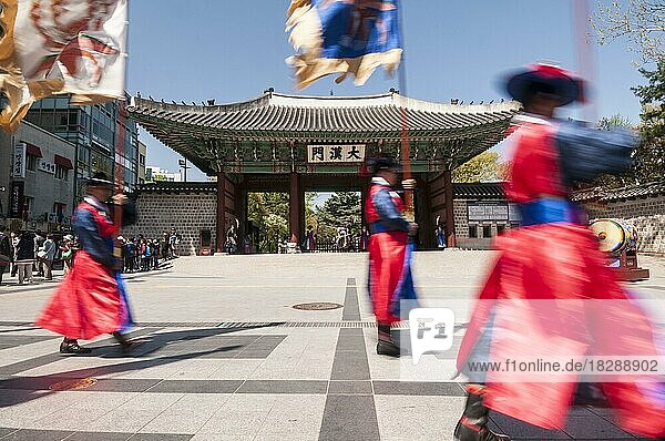Changing of the guard at Deoksugung palace  changing of the guard  Seoul  South Korea; Sumunjang/Chamha leads a parade of guards