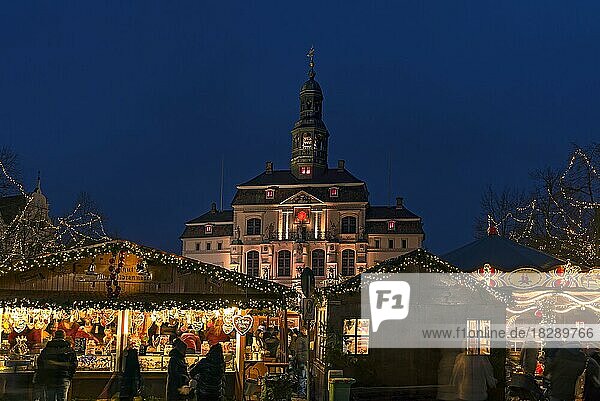 Christmas market in front of the historic town hall  Lüneburg  Lower Saxony  Germany  Europe