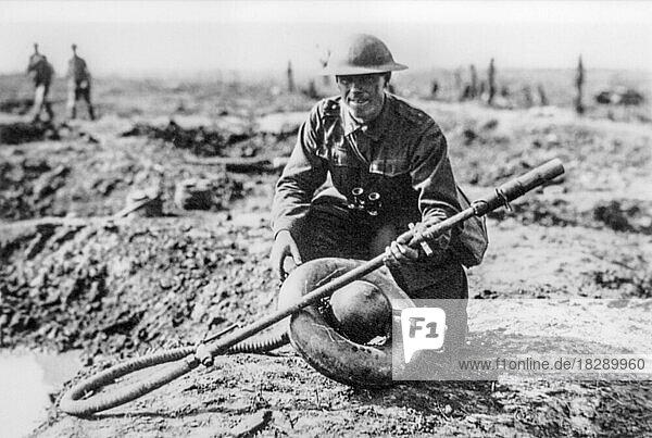 Australischer Soldat des Ersten Weltkriegs mit erbeutetem Wechselapparat  Wex  deutscher Flammenwerfer des Ersten Weltkriegs mit donutförmigem Brennstoffbehälter im Rucksack