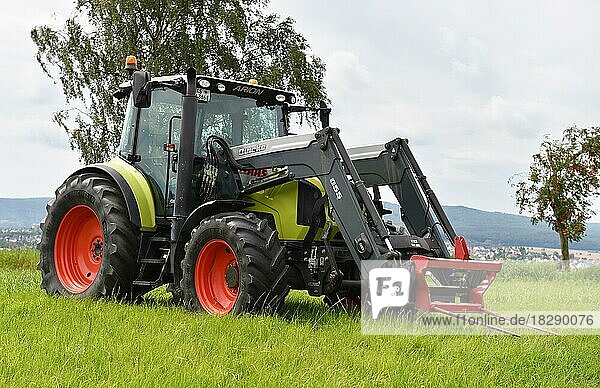Traktor mit Ballengabel zum stapeln von Rundballen  Hessen  Deutschland  Europa