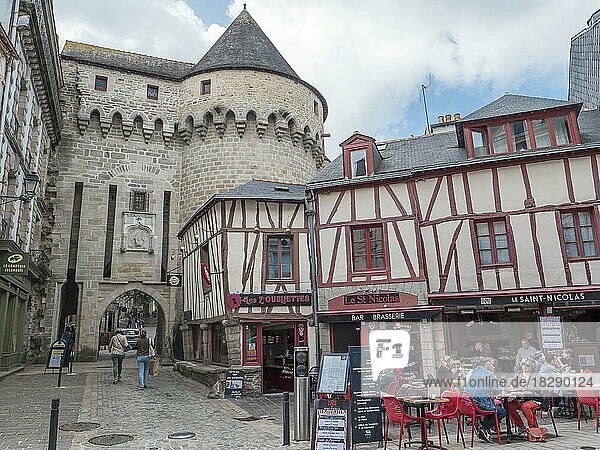 Fachwerkhäuser an der Rue Francis Decker und Eingang durch die Stadtmauer Prison Gate (Gefängnistor) in der Altstadt  Vannes  Département Morbihan  Frankreich  Europa