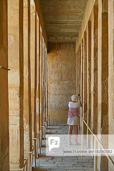 Touristin  Säulen im Vorhof  Tempel der Hatschepsut  West-Theben  Ägypten  Afrika