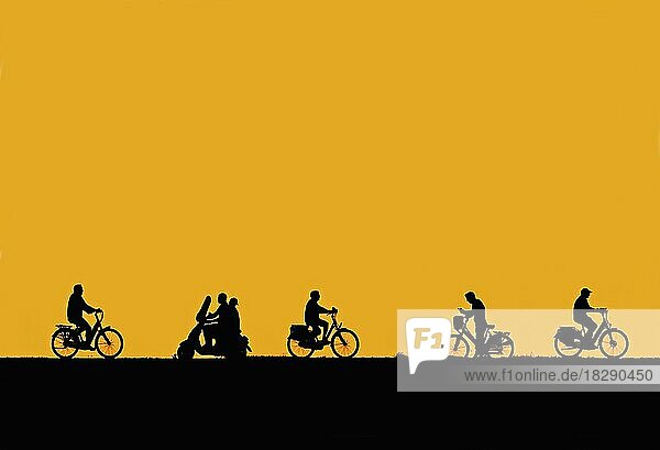 Motorroller fahren vorbei an Radfahrer und Mann auf dem Fahrrad überprüft sein Smartphone Silhouette gegen orange Sonnenuntergang Himmel im Sommer