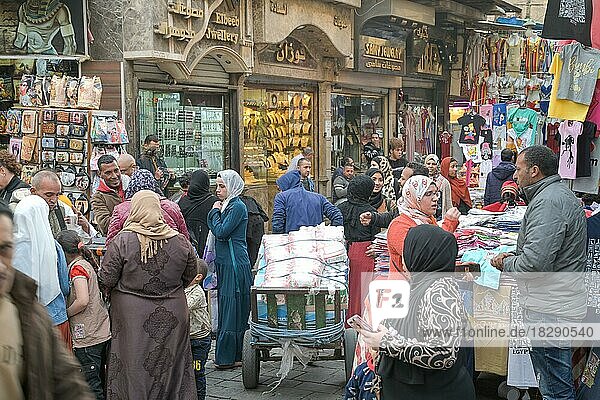 Straßenszene  Menschen  Khan el-Khalili Basar  Altstadt  Kairo  Ägypten  Afrika