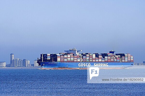 Chinesisches Containerschiff  Containerschiff COSCO Shipping Sagittarius  beladen mit Containern auf der Nordsee  fährt unter der Flagge von Hongkong  China  Asien