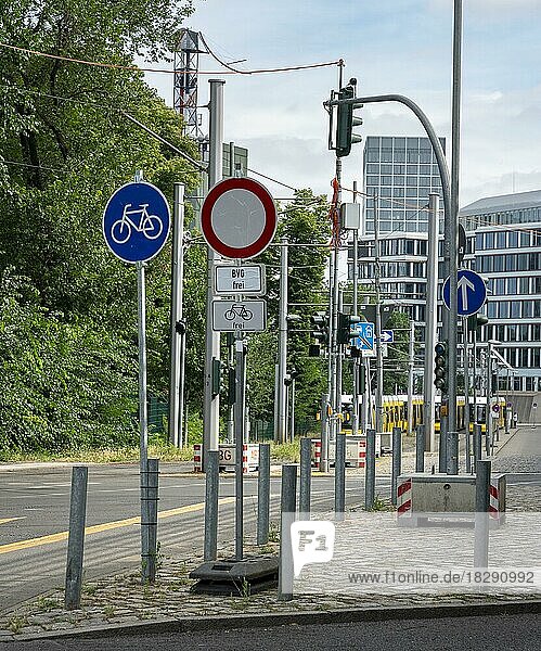 Schilderwald  Verkehrsschilder im Berliner Stadtbild  Berlin  Deutschland  Europa