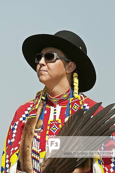 Traditionelle Tänzerin  Pow-wow  Blackfoot Crossing Historical Park  Alberta  Kanada  Nordamerika