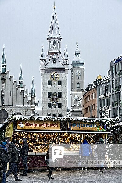 Christmas market stalls  Christkindlmarkt  Old Town Hall  Town Hall Tower  Holy Spirit Church  Winter with snow  Old Town  Marienplatz  Munich  Upper Bavaria  Bavaria  Germany  Europe