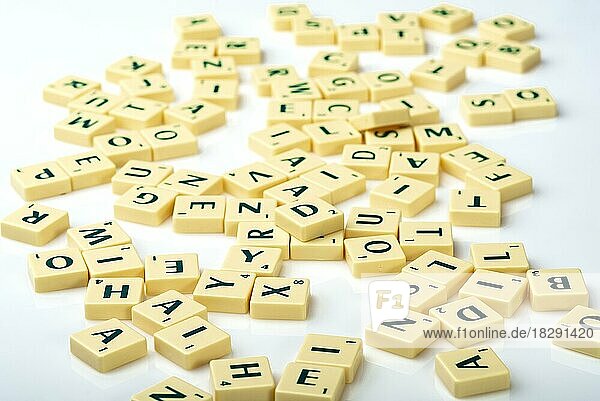 Wahllos und chaotisch hingeworfene Scrabble-Steine. Verwirrung  Unordnung