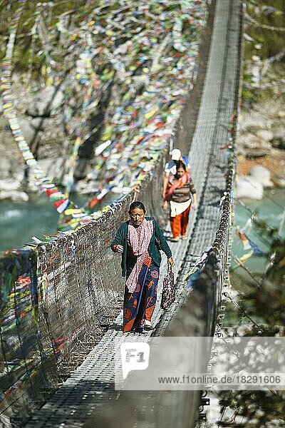 Gebetsfahnen an der Hängebrücke über den Seti Fluss  Pokhara  Provinz Gandaki  Distikt Kaski  Nepal  Asien