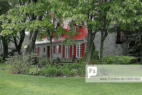 Architektur  altes Haus mit rotem Dach  Saint-Tite  Provinz Quebec  Kanada  Nordamerika