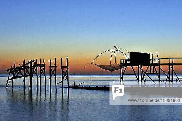 Traditionelle Carrelet-Fischerhütte mit Stellnetz am Strand bei Sonnenuntergang  Loire-Atlantique  Pays-de-la-Loire  Frankreich  Europa