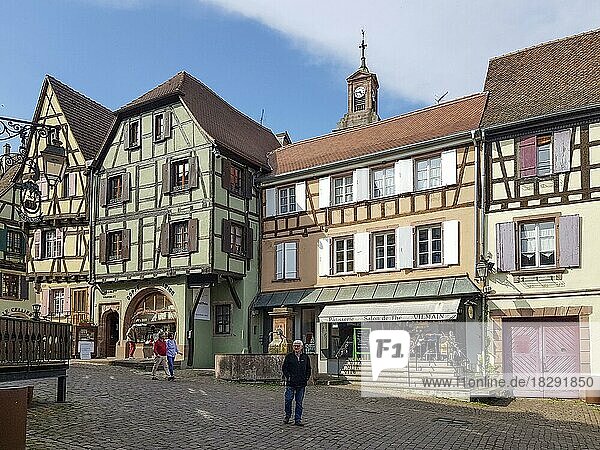 Bunte Fachwerkhäuser und Touristen in der Rue du General du Gaulle  Riquewihr  Reichenweier  Richewihr  Grand Est  Haut-Rhin  Elsass  Alsace  Frankreich  Europa