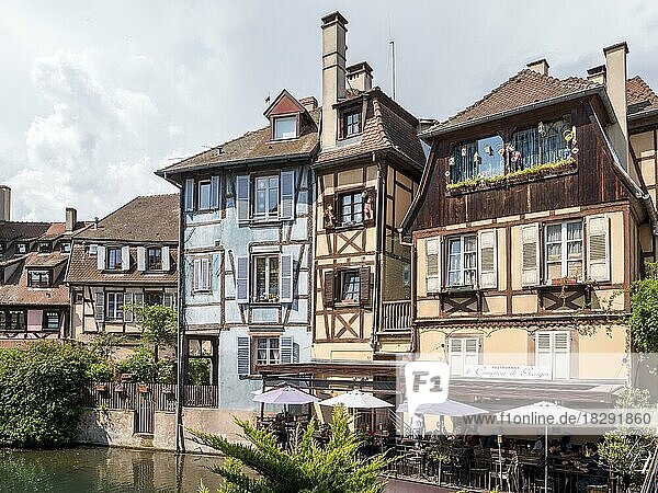 Fachwerkhäuser entlang des Verlaufs der Lauch im Stadtteil La Petite Venise  Klein Venedig  Colmar  Grand Est  Haut-Rhin  Alsace  Elsass  Frankreich  Europa