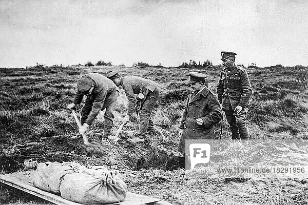 Britische Soldaten bergen 1919 tote Soldaten des Ersten Weltkriegs  die während des Ersten Weltkriegs auf dem Schlachtfeld an der Westfront gefallen sind