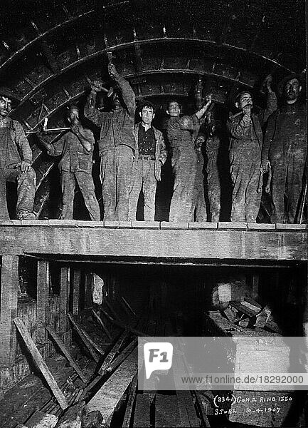 Fotografie aus dem frühen 20. Jahrhundert  die Bauarbeiter bei der Arbeit im Tunnel der New Yorker U-Bahn zeigt