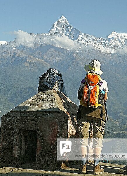 Eine nepalesische Wanderin blickt auf die Annapurna Bergkette im Himalaya von Sarangkot  Provinz Gandaki  Distikt Kaski  Nepal  Asien