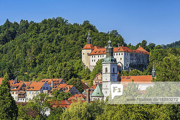 Slovenia  Upper Carniola  Skofja Loka  Historic town with castle in background