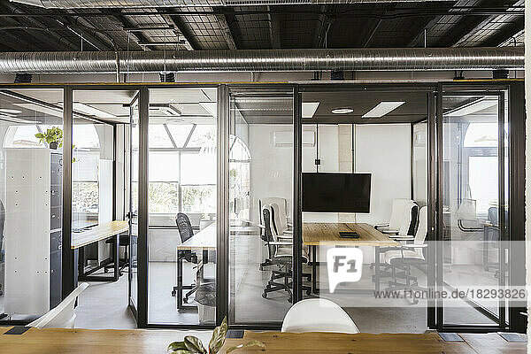Leeres Coworking-Büro mit Konferenztischen und Stühlen
