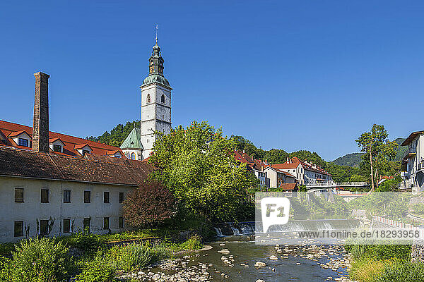 Slowenien  Oberkrain  Skofja Loka  der Fluss Selska Sora fließt im Sommer durch die idyllische Stadt