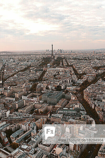 Frankreich  Ile-de-France  Paris  Luftbild der Stadt in der Abenddämmerung