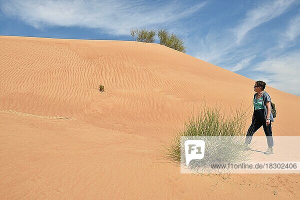 Frau in der Sandwüste bei Dubai  Vereinigten Arabischen Emirate
