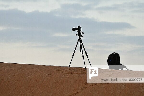 Fotokamera  Fotorucksack und Stativ in der Wüste von Dubai  Vereinigte Arabische Emirate  Asien