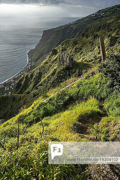 Abendstimmung  Miradouro da Raposeira  Steilklippen  Küste und Meer  Paul do Mar  Madeira  Portugal  Europa