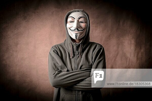 Mann mit anonymer Maske mit Sweatshirt  Studioaufnahme