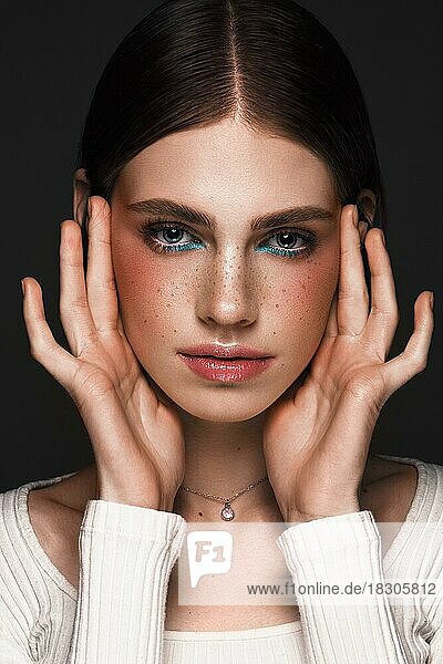 Schönes Mädchen mit kreativen bunten Make-up. Schönes Gesicht. Fotos im Studio geschossen