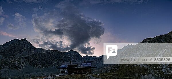 Berghütte Chamanna Jenatsch  bei blauer Stunde  St Moritz  Engadin  Graubünden  Schweiz  Europa