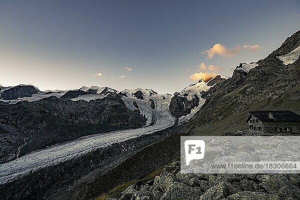 Morteratsch Gletscher mit Boval Hütte in Bernina Gruppe bei Sonnenaufgang  St Moritz  Engadin  Graubünden  Schweiz  Europa