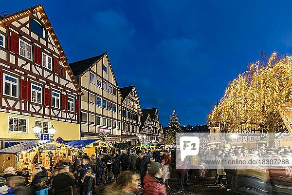 Marktstände auf dem Weihnachtsmarkt in der Altstadt mit Fachwerkhäusern  Calw  Nordschwarzwald  Schwarzwald  Baden-Württemberg  Deutschland  Europa