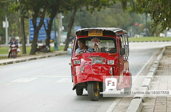 Rotes Tuk Tuks auf der Straße  Ayutthaya  Provinz Ayutthaya  Thailand  Asien