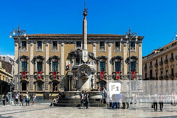 Brunnen mit roemischer Elefantenstatue aus Basalt und heutiges Wahrzeichen der Stadt auf der Piazza Duomo  Catania  Catania  Sizilien  Italien  Europa