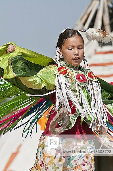 Fancy- oder Schal-Tänzerinnen  Pow-wow  Blackfoot Crossing Historical Park  Alberta  Kanada  Nordamerika