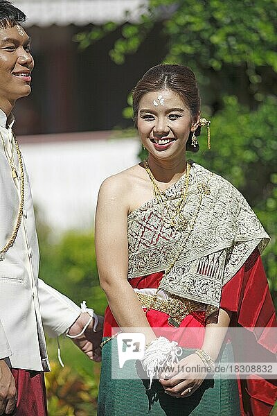 Ein Paar in traditionellem Hochzeitsdress  die Braut mit Stirnmuster  Phrae  Provinz Phrae  Thailand  Asien