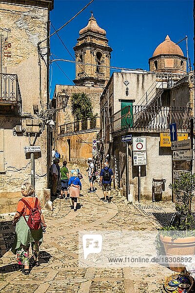 Altstadtgassen  mittelalterliche Stadt Erice  beeindruckt durch seine spektakulaere Lage  Sizillien  Erice  Sizilien  Italien  Europa