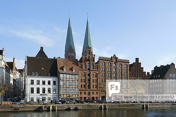 Speichergebäude der Altstadt an der Trave  hinten Türme der Kirche St. Marien  Lübeck  UNESCO-Weltkulturerbe  Schleswig-Holstein  Deutschland  Europa